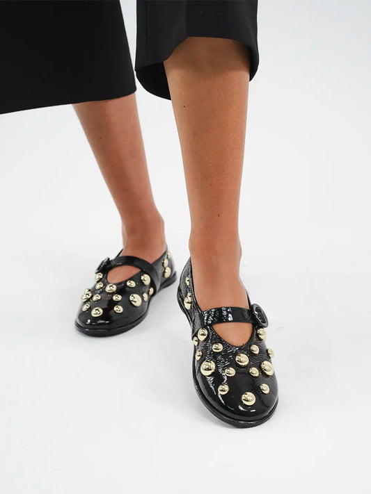 Must Have - Sabrina Preta Envernizada Tachas Douradas Cubanas