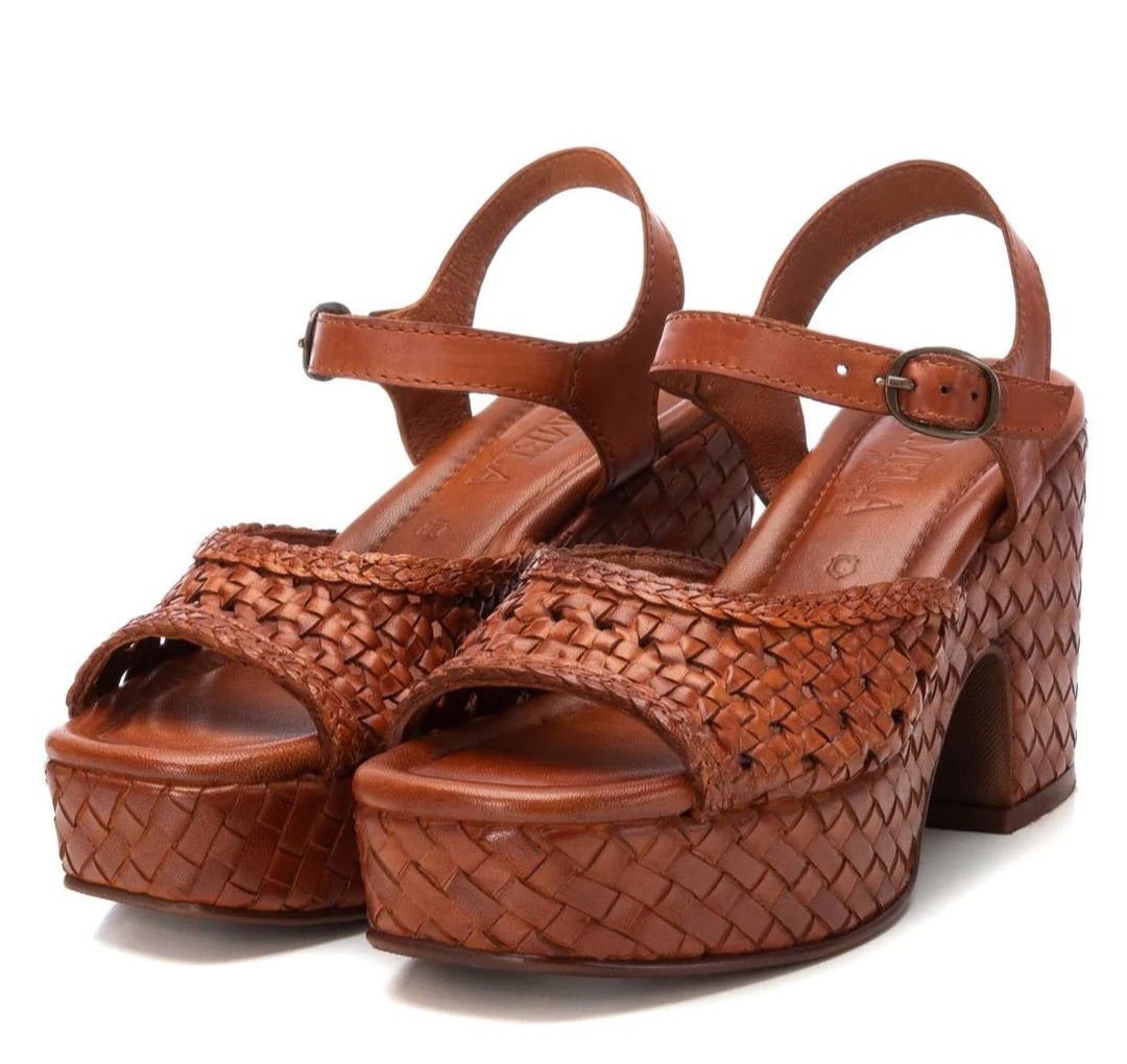 Sandália compensada pele entrançada Carmela