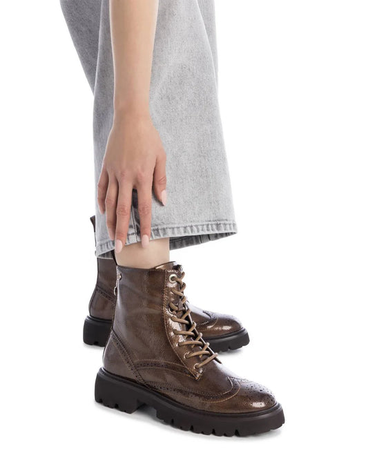 Must Have - Bota estilo British Cordão e fecho lateral cor Taupe
