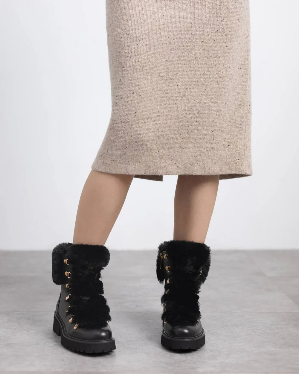 Botim em pele e pelinho com fechos e cordões Carmela