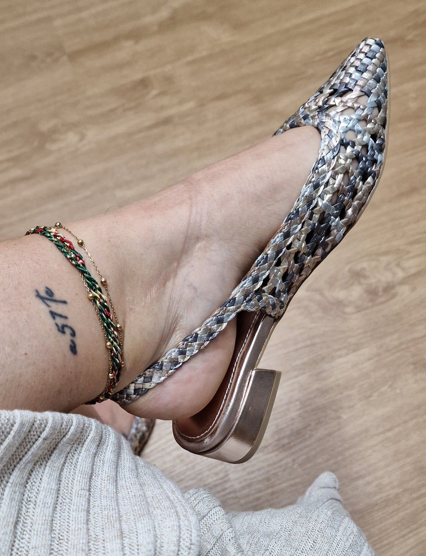 Sapato SlingBack pele entrançada dourado/chumbo Carmela