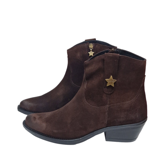 Must Have! Botim Estilo Texana em Camurça cor Chocolate  Cubanas